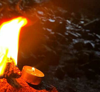 grotte en soule avec bougies